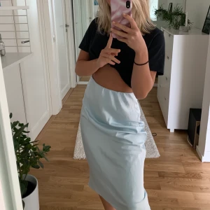 Silky satin skirt - Säljer min fina himmelsblåa kjol från Chiquelle, endast pga att den är en aning stor på mig!☺️ superskönt silkes material. I nyskick, endast provad.💘 Högst bud får den! Utgångspris: 250kr ❤️