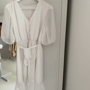 Vit klänning från NAKD - Aldrig använd. Jättesöt perfekt sommarklänning. Storlek S/M