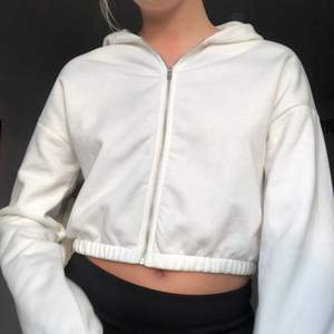 Säljer min vita croppade hoodie med zip från Nelly🤍 Använd ett fåtal gånger, strl M men sitter normalt på mig som brukar ha xs/s. Frakten tillkommer och den ligger på 69kr🤍 buda gärna