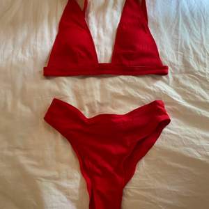 Ribbad röd bikini från Shein med high cut trosor. Aldrig använd ny i förpackning. Strl S men passar S/M. 