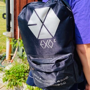EXO ryggsäck  - En stor EXO ryggsäck till salu! Säljer för 60kr + plus frakt. Väskan är stor och rymlig, den har en ficka på framsidan med EXO medlemmarnas namn på och symboler, även en innerficka😉