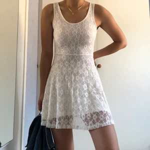 Spets klänning  - En spetsklänning från jeansbolaget som har använts under två tillfällen, en skolavslutning och ett bröllop. Den är i fint skick och passar till allt, speciellt jeansjacka🙈