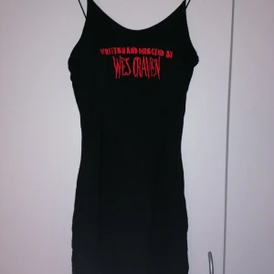 KLÄNNING WES CRAVEN - Säljer med tungt hjärta denna otroliga klänning då den inte riktigt sitter helt rätt på mig😢 Köpt begagnad men den är i superfint skick och jag har inte hittat några fel på den. Frakt ingår!