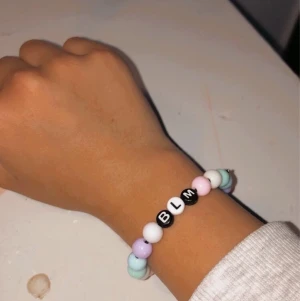 Armband - Ett armband med regnbågens färger och text som det står BLM på! Säljer för 15 + frakt💞 Kontakta mig om ni är intresserade💞