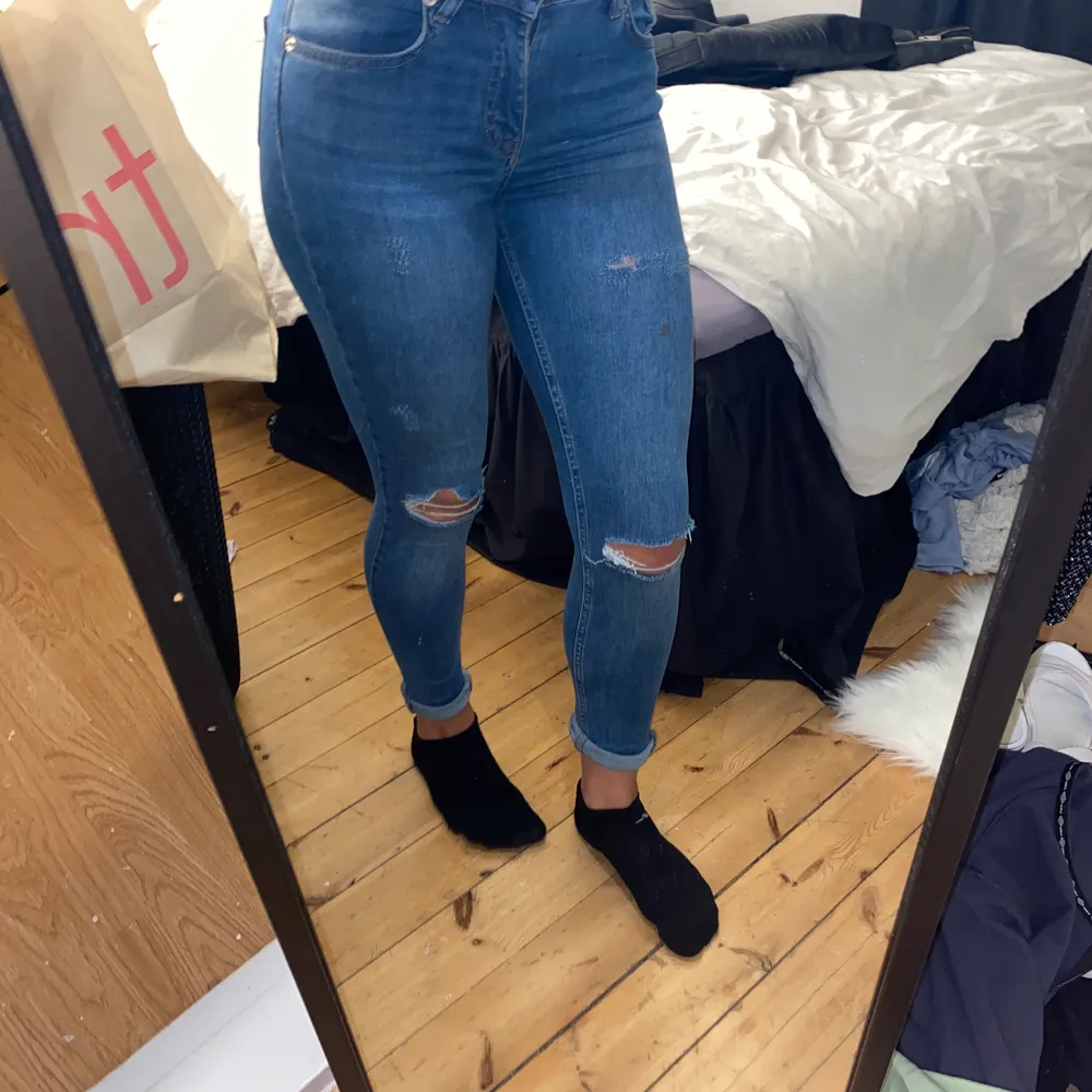 super snygga å sköna lågmidjade jeans från na-kd, har släppt lite upp vid dig ena skäprhållaren men de syns kanppt, säljs för jag ej kan ha dem nå mer. Frakt tillkommer🌸🌸. Jeans & Byxor.