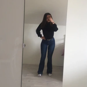 Cheapmonday jeans bootcut - Superfina bootcut byxor, använda ett par gånger💕Jag är själv 156 lång och byxorna är i perfekt längd. Säljs pga att de blivit för små för mig❤️ nypris 500kr