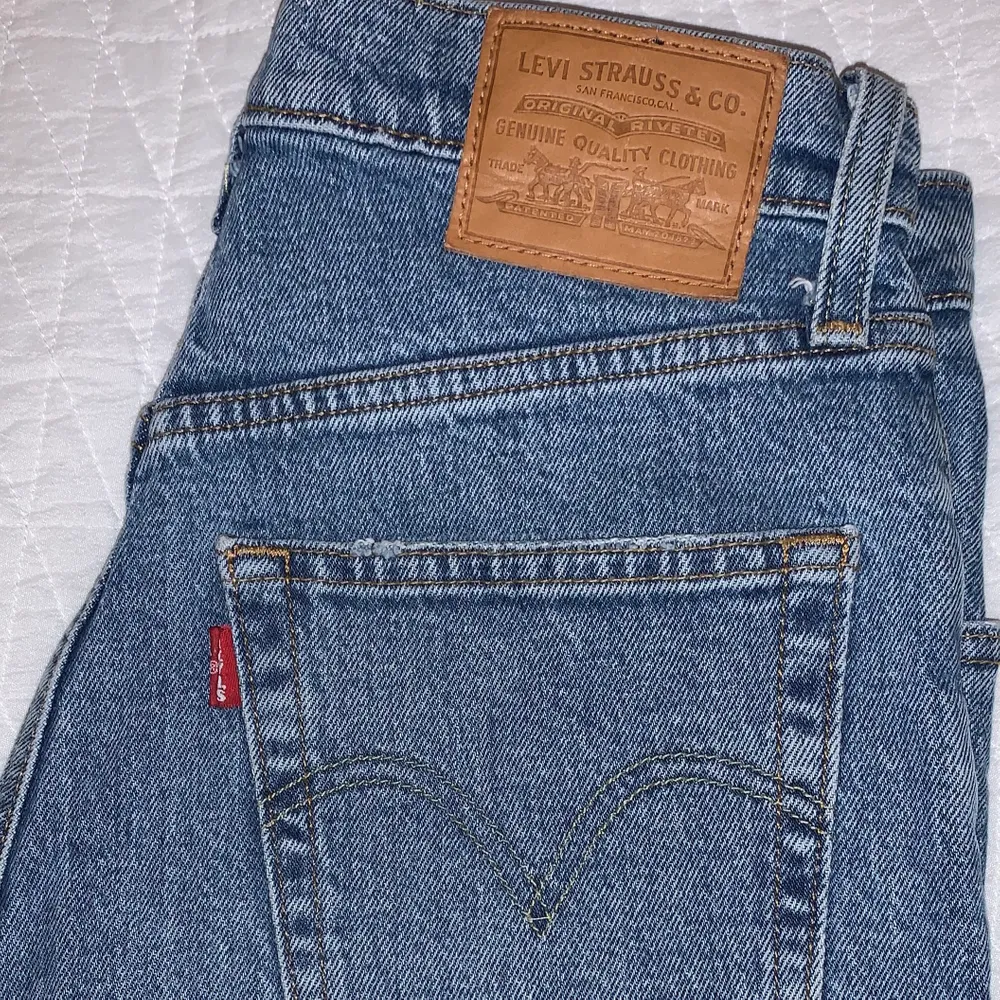 Ribcage jeans från Levi’s! Använd ett fåtal gånger men de är som nya!! 50 kr för frakten✨💖. Jeans & Byxor.