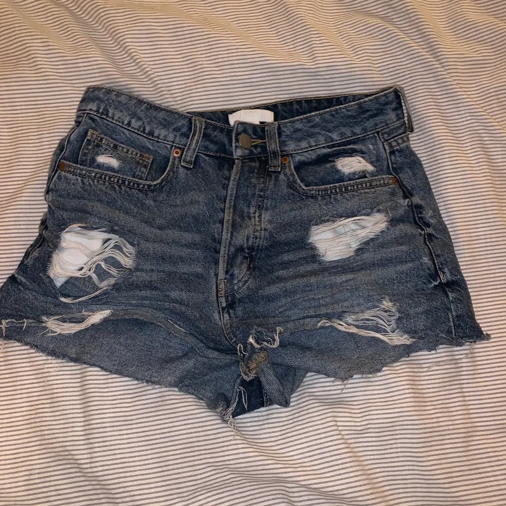 As snygga jeans shorts som tyvär inte kommer till användning från hm . Shorts.