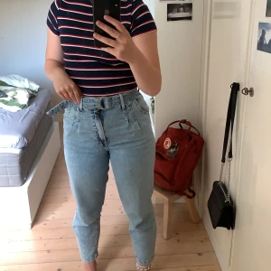 Jeans - Säljer ett par jeans då dom e för tajta 130kr+ frakt. Är i storlek 36 men skulle lika gärna passa en 38