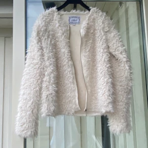 Lurvig kofta - Fin lurvig kofta i fint skick. Använd fåtal gånger. Storlek 164/XS. Fler bilder finns vid intresse☺️