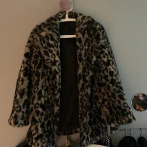 Leo jacket Linn Ahlborg x na-kd - Otroligt mysig och fin leopard jacka, perfekt till hösten! Använd en fåtal gånger.