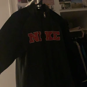 nike  - en snygg nike sporttjocktröja ish, ordpris 500kr! fraktar inte!💕 (aldrig använd)