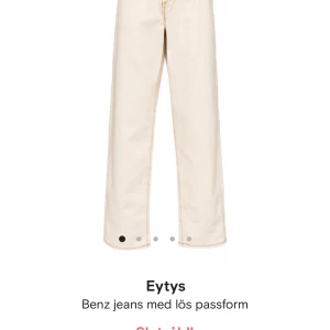 Slutsålda eytys jeans - Jag säljer ett par eytys jeans beiga som är slutsålda på hemsidan och allt! Säljer dom pga att dom är lite för små för mig:( STORLEK 26(sitter som en 36/38) de är raka och INTE bootcut. Unisex. Köpta för 2000kr använda 2 gånger KÖPAREN STÅR FÖR FRAKTEN