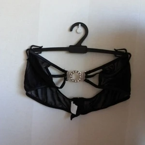  - Underklädes sett i svart nätigt tyg med fina stenar framtill och strumpbyxor upp över låren. Och tillhörande till armarna I storlek S liten S Aldrig använd bara hängt i skåpet så säljs nu vidare till nån som använder den =)
