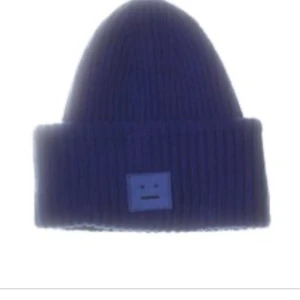 Marinblå acne mössa😍 - Jättefin marinblå acne mössa. Använd ganska mycket men ändå i bra skick. (Inte min bild) buda i kommentarerna. Startbud:300kr , buda med minst 20kr, ledande bud:350kr