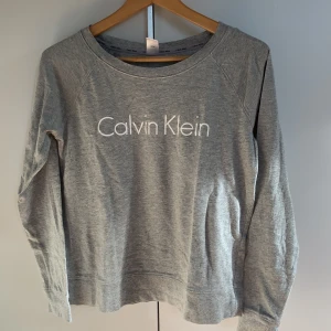 Calvin Klein tröja  - En för liten tröja som sällan är använd, bra skick!! 