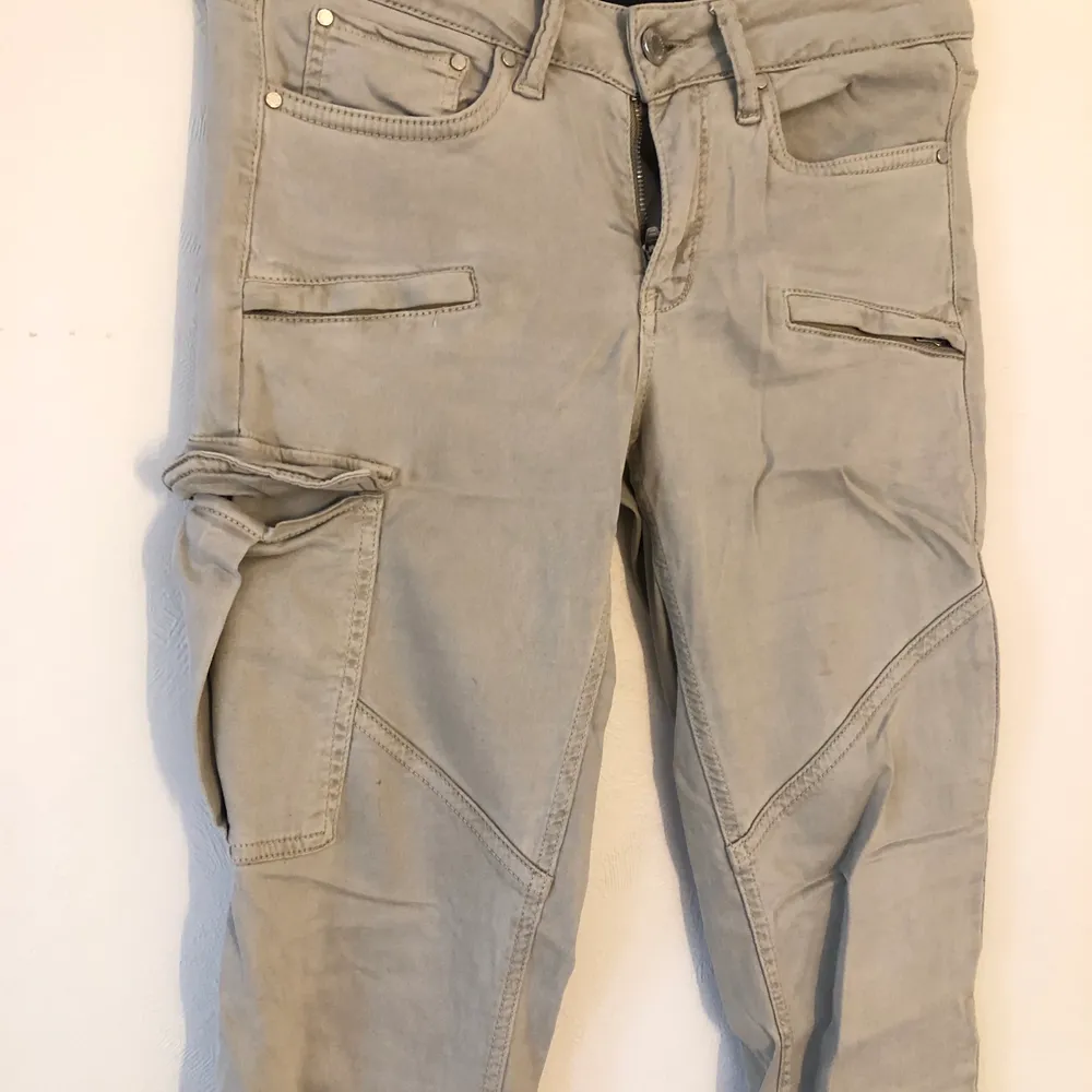 Knappt använda beigea byxor från Gina, väldigt sköna i materialet. Storlek 36. Köptes för 600kr. Jeans & Byxor.