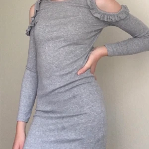 Grå klänning 🤍 - Grå klänning från Cubus som använts några enstaka gånger 🤍 Säljs pga att den aldrig kommer till användning. Kommer ej ihåg vad den kostat från början. Frakt tillkommer. I barnstorlek (men passar mig som ofta bär XS/XXS) 🤍