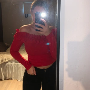 Röd Topp  - Röd fin tröja. Storlek S Men passar S-M. Säljer denna pgr av att den inte används. PRIS KAN DISKUTERAS, Köparen står för FRAKTEN🌹🌺❤️