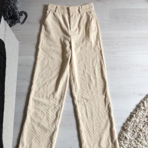 Manchester byxor - Jag säljer ett par oanvända manchester byxor från Gina tricot. Säljer dem eftersom den är lite för långa för mig och sitter för tight över rumpan. Pris är 100 + frakt💓 Skriv dm vid intresse