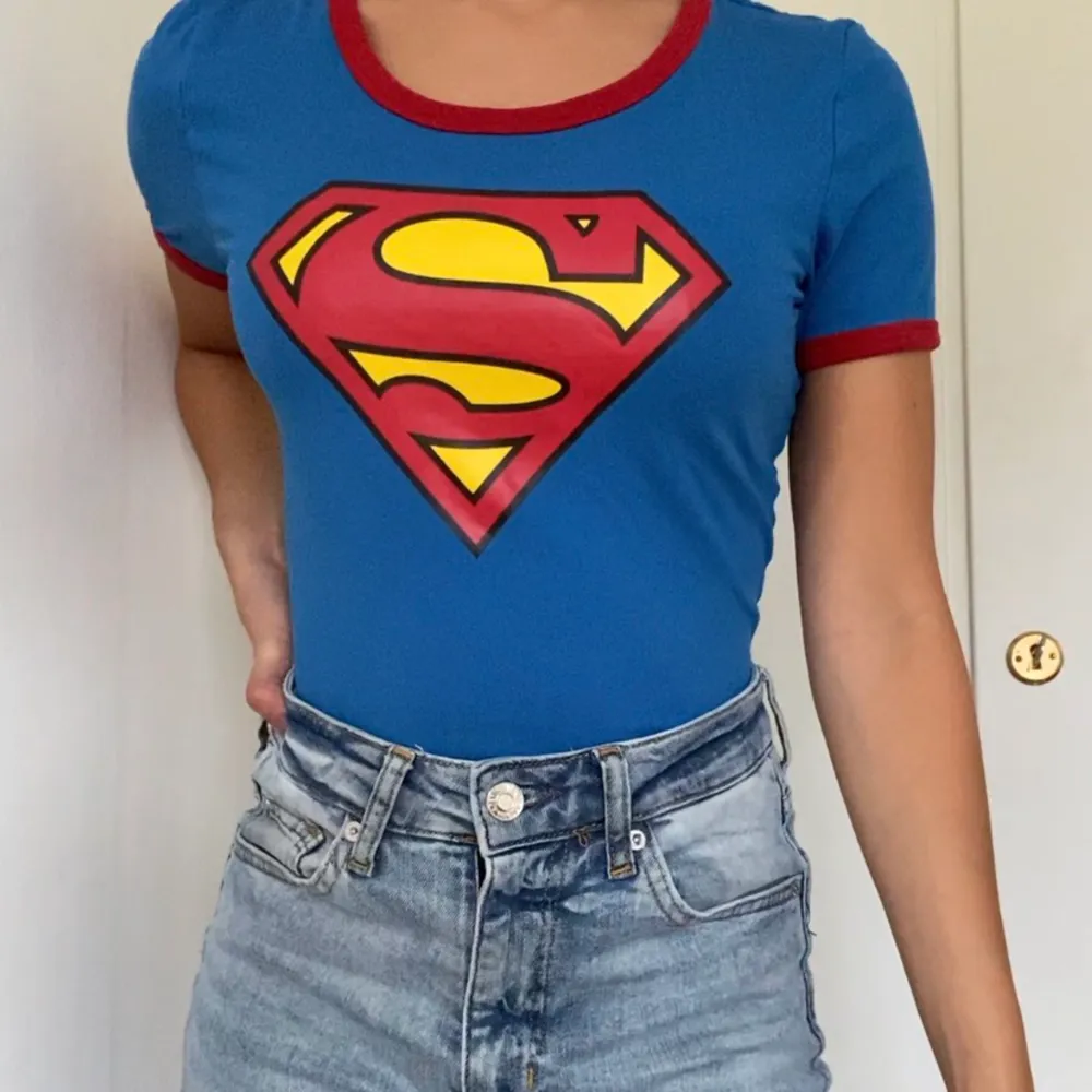 en superman t-shirt från H&M. Super skön. Storlek S och betalning sker via swish.. T-shirts.