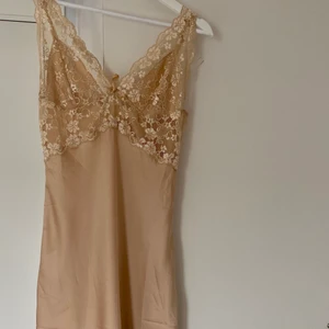 Silkeklänning  - Säljer nu min superfina klänning/slipdress då jag har en liknande, köpt på secondhand med lappen kvar, kan bäras som klänning elr som kjol med tröja över, jag är 173cm, budgivning sker i KOMMENTARERNA då många var intresserade!💕💕💕högsta bud 170