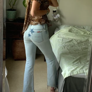 Jeans med stjärnor på rummen! - Bra skick förutom en sånär där bältet går igenom har gått av, hade sååå velat behålla de här men de är tyvärr lite små för mig. 