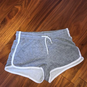 Stl XS - Gråa sköna mjukisshorts knappt använda.🤍