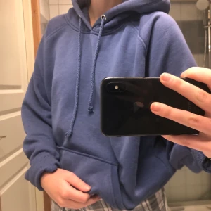 Hoodie - Bra skick, pris är inkl frakt💕 strl L men passar de flesta beroende på hur man vill ha den
