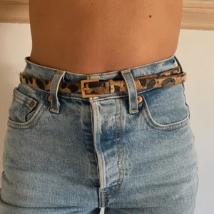 Skärp med leopardmönster - Smalt leopardskärp med röda kanter. Knappt använd. Priset är inkl frakt.