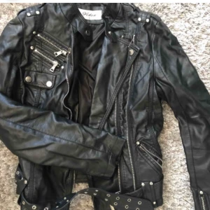 Super cool skinn jacka - Fin skinnjacka , frakten står du för❤️