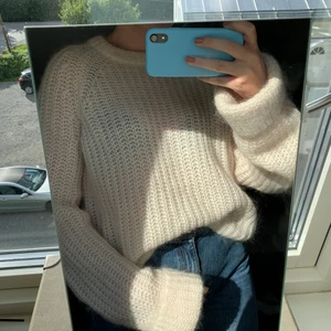 Stickad tröja - Grovstickad tröja från H&M i ullmix (39% polyamid, 35% mohair, 26% ull). Tröjan har långa uppvikta ärmar och är väldigt mysig till höst och vinter😊 köptes för 799kr och är knappt använd! Kan mötas upp i Stockholm!❤️