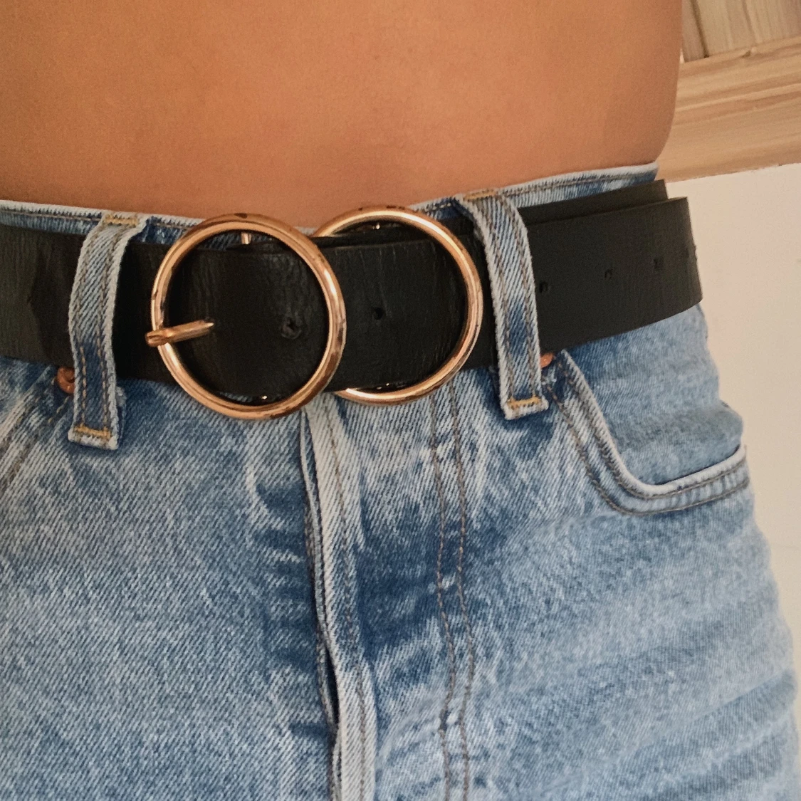 Svart skärp i läderimitation med gulddet - 90