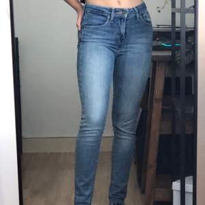 Super fina skinny jeans från levis! Passar jätte fint och i väldigt bra skick :) Säljer då jag inte använder dem längre :( Köpare står för frakt! (jag är ca 165 och dem är en aning för långa för mig). 