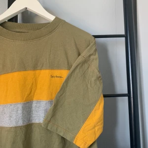 Iets frans T-shirt - En oversized t-shirt från urban outfitters i märket iets frans. Använd endast ett par fåtal gånger och är därför i nästan nyskick! Frakt ingår inte 📦 och skriv till mig för andra prisförslag!💓