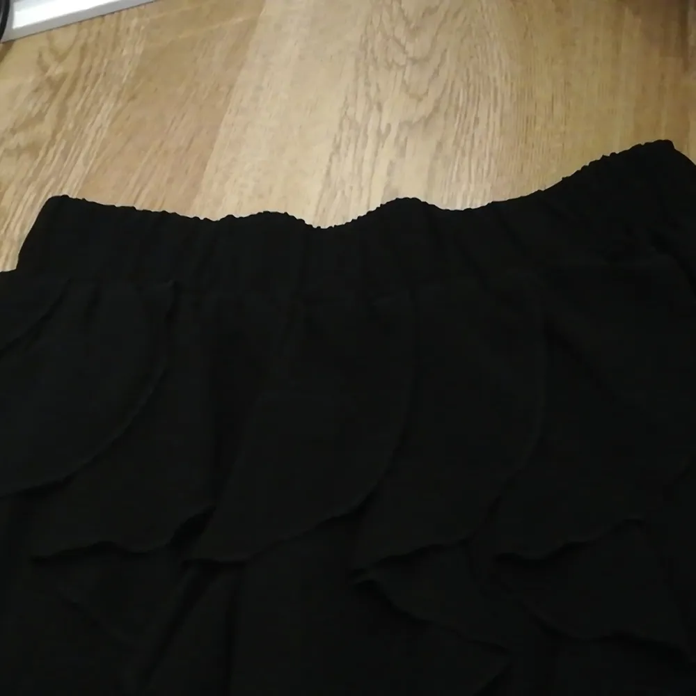 En svart kjol från h&m storlek 36 . Kjolar.