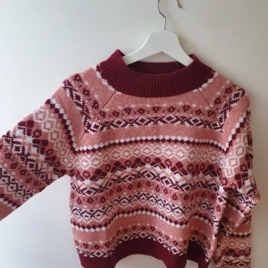 Monki, ny stickad tröja - En oanvänd stickad tröja från Monki från förra året. Den är supermysig och liiite cropped känsla. Den köptes för 300:- och är i väldigt bra skick 🧚‍♀️ priset är exklusive frakt. 25 kr av det sålda plagget går till välgörenhet!