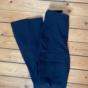 Utsvängda kostymbyxor  - Den perfekta utsvängda kostymbyxan, från Zara i strl Xd. Säljes enbart pga att jag är för lång. Aldrig använda, nypris 399:-. Finns ej kvar på hemsidan så har inte bättre bilder. Köpare står för frakt