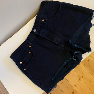 Levis shorts - Mörka Levis shorts som tyvärr inte passar längre. Sitter mer som en w29 än w31 då de inte är så stretchiga. Frakt tillkommer