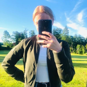 Svea bomberjacka - Militärgrön bomberjacka från Svea i storlek Small. Använd fåtal gånger. 200 kr. Nypris 999 kr. OBS! Köparen står för den eventuella fraktkostnaden!