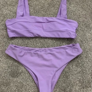 Lila bikini - Jättefin lila bikini! Aldrig använd bara testad, säljer då den aldrig kommit till användning. Den kostar 110+frakten. 🥰