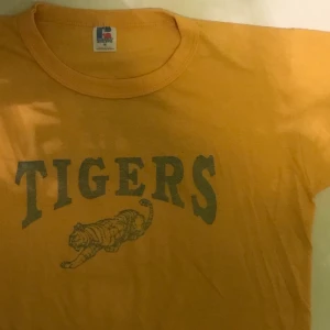 Cool gul tröja med text - Gul tröja, enkel med tryck både fram och bak, den är köpt på second hand i usa och är extremt bekväm. 