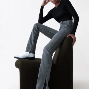 Zara Jeans med Slits❤️ - Säljer dessa gråa Zara jeans med slits. Dem två spegelbilderna är screenshots från en video där byxorna vissas upp väldigt bra, är beredd att skick den om nån vill se byxorna tydligare. 🥰🥰 Dessa jeans sitter snyggt o tight, den enda nackdelen är att en av öglorna är sönder. Detta är ingenting man märker av, o det går lätt att åtgärda. Köparen står för frakten 🥰🥰