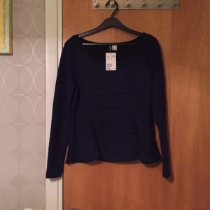  - Långärmad tröja ifrån H&M, prislappen är kvar, randig mörkblå. 
Swish går bra! :) 