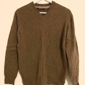 Marc O’Polo tröja, 100% ull, M (XS-S) - Marc O’Polo Beige-brun tröja i mjukt 100% ylle och patches/förstärkning på ärmarna. Superskön! Storlek M för herr, men jag är XS och har använt den lite oversize.  Kan mötas i Stockholm eller skicka mot fraktkostnad! ✨🌸✨ 
