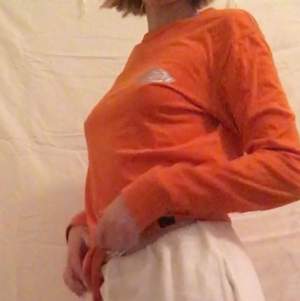 En orange långärmad Dickies tröja med reflex tryck