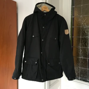 Fjällräven vinterjacka dam L - Svart fjällräven greenland, vinterjacka i storlek L damstorlek. Passar en medium också. Jackan är i fint skick, fodrad med Teddy. Använd men i gott skick liksom. 