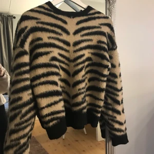 Stickad tröja - Från NA-KD. Strl 34