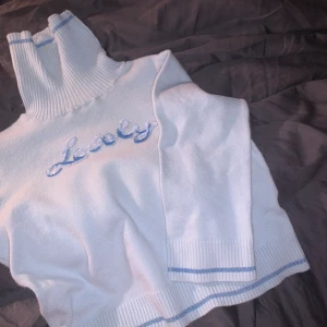 Y2k ljusblå lovely croptop - Jätte söt ljusblå polotröja i stretchigt material där det står lovely med paljetter på💕 