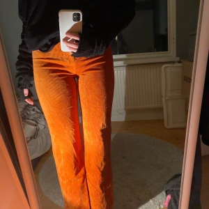 Manchesterbyxor - Säljer mina manchesterbyxor!!! Jag älskar dessa men dem har tyvärr blivit för korta för mig😪 Jag har använt dem försiktigt, man skulle kunna tro att dem är nya.. • Nypris 800kr  (priset är flexibelt)